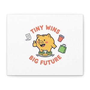 Könnte beinhalten: Leinwanddruck mit einer Cartoon-Illustration eines gelben Sparschweins, der einen Daumen hoch gibt und auf Münzen steht. Der Text lautet "TINY WINS BIG FUTURE" mit Quittungs-, Kaffeetassen- und Einkaufstaschen-Symbolen.