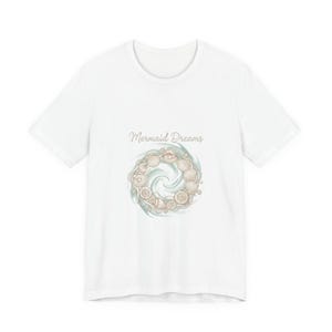 T-shirt en forme de couronne de coquillages sirène | Art graphique chic marin