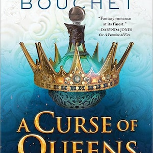 Può includere: Copertina del libro "A Curse of Queens" di Amanda Bouchet. La copertina presenta una bottiglia decorativa con una corona dorata, su sfondo blu. Il titolo è in lettere dorate e il nome dell'autore è in alto.