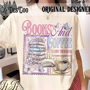 以下が含まれることがあります： クリーム色のTシャツ。グラフィックデザインには「Books And Coffee I Love Them Both」の文字、本、コーヒー、蝶、花がパステルカラーで描かれています。シャツには「Original Designer」の文字も入っています。