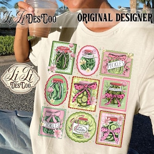 Peut inclure: T-shirt crème avec un motif coloré de bocaux de cornichons avec des nœuds roses et le mot "PICKLES". Le motif comprend des accents floraux et le texte "Dill Pickles". Le t-shirt porte également la mention "ORIGINAL DESIGNER".