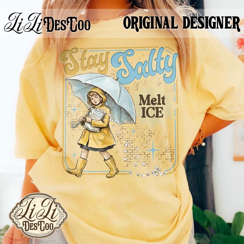 Pode incluir: Camiseta amarela clara com um desenho de uma crian&ccedil;a de capa e botas amarelas, segurando um guarda-chuva e um saco de gelo. O texto na camiseta diz "Stay Salty" e "Melt ICE". O design &eacute; de estilo retr&ocirc;.