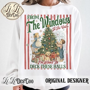 Peut inclure: Un sweat-shirt blanc à col rond avec une impression graphique représentant deux enfants décorant un sapin de Noël avec un chien et des cadeaux. Le texte indique : FROM THE WINDOWS TO THE WALLS I'M ABOUT TO DECK THESE HALLS. Rayures rouges.