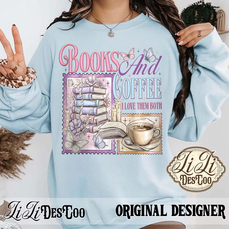 K&ouml;nnte beinhalten: Hellblaues Sweatshirt mit dem Text "Books And Coffee I Love Them Both". Das Design beinhaltet Illustrationen von B&uuml;chern, Schmetterlingen, einer Kaffeetasse und Kerzen. Die W&ouml;rter "Li Li Des Too" und "Original Designer" sind ebenfalls sichtbar.