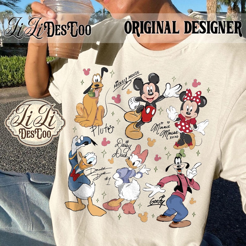 Puede incluir: Camiseta color crema con un gr&aacute;fico colorido de los personajes de Disney Mickey Mouse, Minnie Mouse, Pluto, Donald Duck, Daisy Duck y Goofy. La camiseta tiene el texto "ORIGINAL DESIGNER" y "Li Li Des Coo".