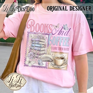 K&ouml;nnte beinhalten: Hellrosa T-Shirt mit einem grafischen Design. Das Design zeigt die Worte "Books And Coffee" und "I Love Them Both", zusammen mit Illustrationen von B&uuml;chern, Schmetterlingen, Kerzen und einer Kaffeetasse. Das T-Shirt hat kurze &Auml;rmel.