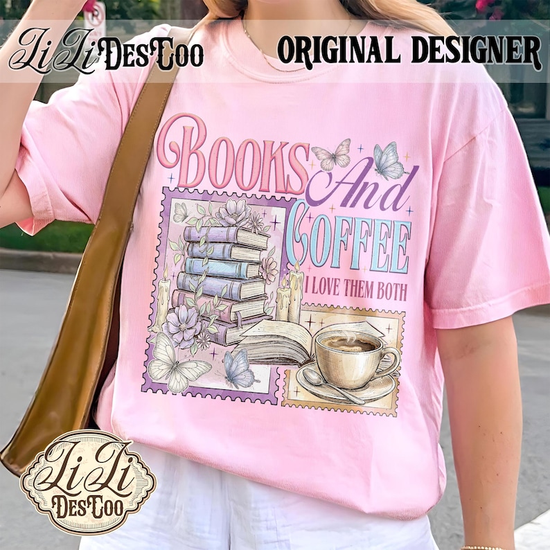 K&ouml;nnte beinhalten: Hellrosa T-Shirt mit einem grafischen Design. Das Design zeigt die Worte "Books And Coffee" und "I Love Them Both", zusammen mit Illustrationen von B&uuml;chern, Schmetterlingen, Kerzen und einer Kaffeetasse. Das T-Shirt hat kurze &Auml;rmel.