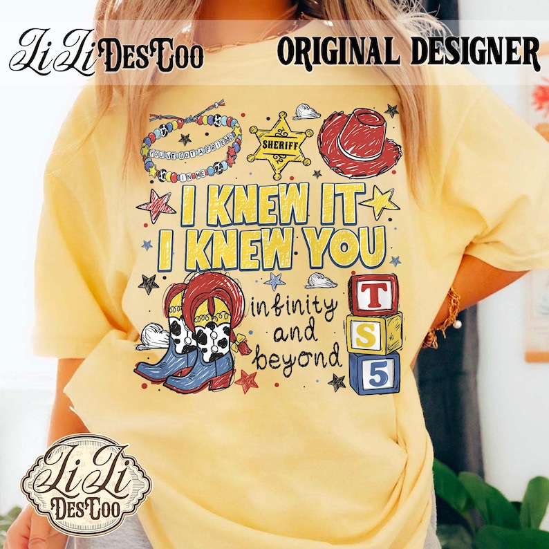 Op de afbeelding: Een lichtgeel t-shirt met een grafische print van een kralenarmband, een gele sheriffster, een rode cowboyhoed en een paar cowgirl-laarzen. De tekst luidt I KNEW IT I KNEW YOU en infinity and beyond, vergezeld door drie gestapelde alfabetblokken.