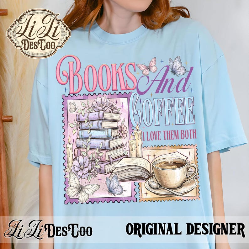K&ouml;nnte beinhalten: Hellblaues T-Shirt mit einem grafischen Design. Das Design zeigt die Worte "Books And Coffee I Love Them Both", B&uuml;cher, Kaffee, Schmetterlinge und Kerzen. Das Shirt hat auch den Text "Original Designer".