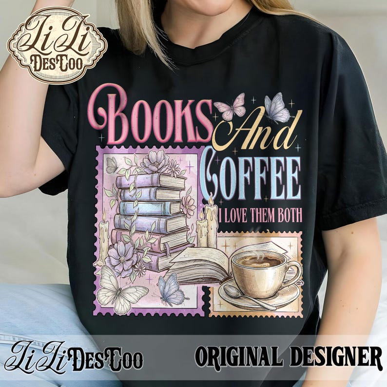 K&ouml;nnte beinhalten: Schwarzes T-Shirt mit einem grafischen Design. Das Design zeigt die Worte "Books And Coffee I Love Them Both", B&uuml;cher, Schmetterlinge, Blumen, Kerzen und eine Kaffeetasse. Das Shirt hat auch den Text "Original Designer."