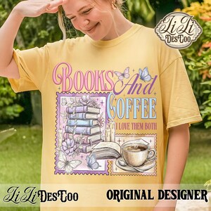 K&ouml;nnte beinhalten: Senfgelbes T-Shirt mit dem Text "Books And Coffee I Love Them Both". Die Grafik zeigt einen Stapel B&uuml;cher, eine Kaffeetasse, Schmetterlinge und Kerzen im Postkartenstil.