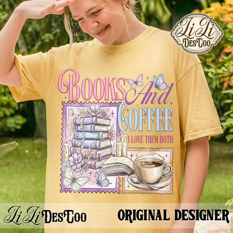 K&ouml;nnte beinhalten: Senfgelbes T-Shirt mit dem Text "Books And Coffee I Love Them Both". Die Grafik zeigt einen Stapel B&uuml;cher, eine Kaffeetasse, Schmetterlinge und Kerzen im Postkartenstil.