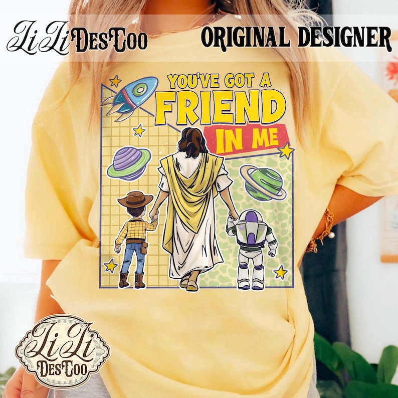 Puede incluir: Camiseta amarilla con la frase "YOU'VE GOT A FRIEND IN ME". El dise&ntilde;o incluye ilustraciones de un cohete, planetas y personajes de una pel&iacute;cula de animaci&oacute;n popular.