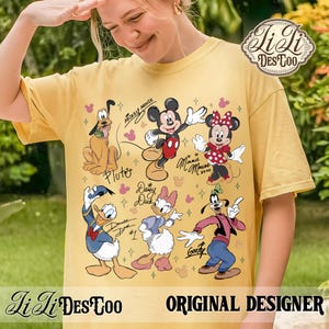 Puede incluir: Camiseta amarilla mostaza con los personajes de dibujos animados Mickey Mouse, Minnie Mouse, Pluto, Donald Duck, Daisy Duck y Goofy. La camiseta tiene el texto "Mickey Mouse", "Minnie Mouse xoxo", "Daisy Duck #1" y "Goofy". La camiseta tambi&eacute;n tiene el texto "LiLi DES Too ORIGINAL DESIGNER".