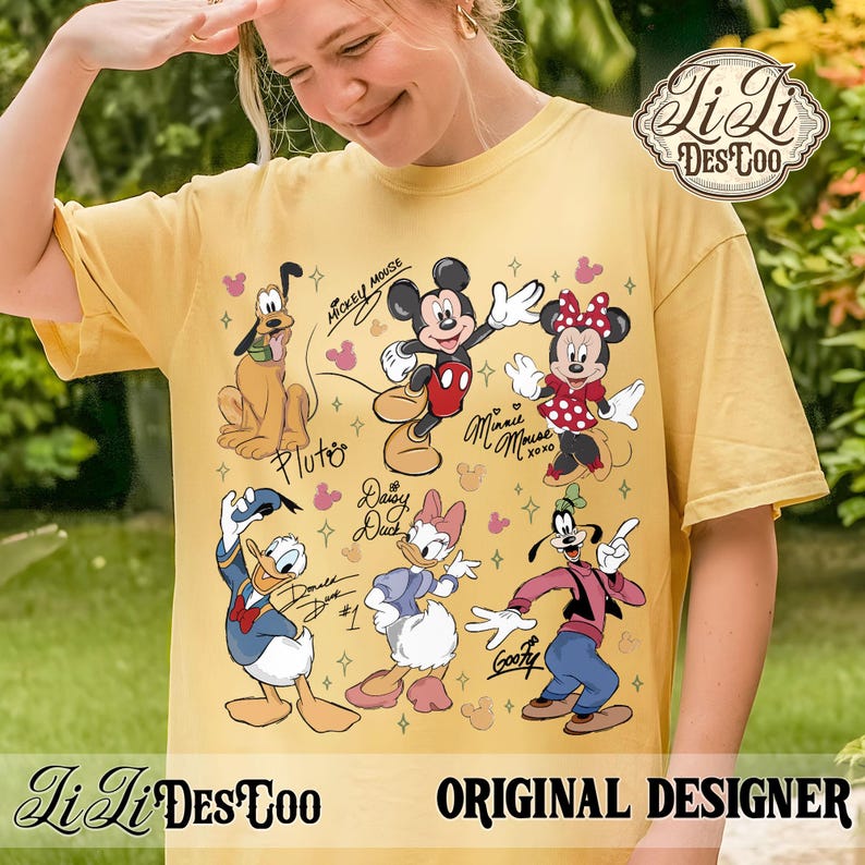 Puede incluir: Camiseta amarilla mostaza con los personajes de dibujos animados Mickey Mouse, Minnie Mouse, Pluto, Donald Duck, Daisy Duck y Goofy. La camiseta tiene el texto "Mickey Mouse", "Minnie Mouse xoxo", "Daisy Duck #1" y "Goofy". La camiseta tambi&eacute;n tiene el texto "LiLi DES Too ORIGINAL DESIGNER".