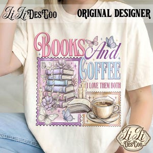 K&ouml;nnte beinhalten: Cremefarbenes T-Shirt mit einem grafischen Design. Das Design zeigt die Worte "Books And Coffee I Love Them Both", B&uuml;cherstapel, Schmetterlinge, Kerzen und eine Kaffeetasse. Das Shirt hat auch den Text "Original Designer" oben.