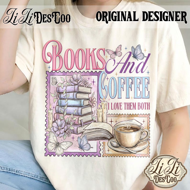 K&ouml;nnte beinhalten: Cremefarbenes T-Shirt mit einem grafischen Design. Das Design zeigt die Worte "Books And Coffee I Love Them Both", B&uuml;cherstapel, Schmetterlinge, Kerzen und eine Kaffeetasse. Das Shirt hat auch den Text "Original Designer" oben.