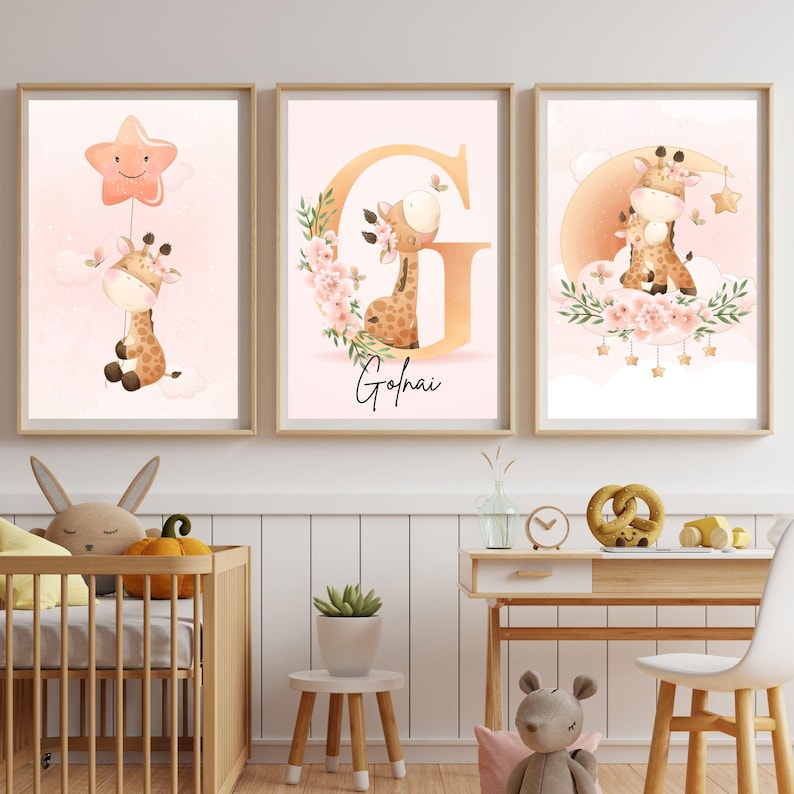 Pu&ograve; includere: Tre stampe artistiche incorniciate per la cameretta con adorabili illustrazioni di giraffe. Una giraffa tiene in mano un palloncino a forma di stella, un'altra &egrave; in una ghirlanda floreale con il nome "Golnai", e la terza &egrave; su una nuvola.
