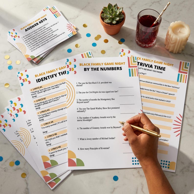 Peut inclure: Plusieurs feuilles de jeu Black Family Game Night avec des cl&eacute;s de r&eacute;ponses. Les feuilles pr&eacute;sentent des motifs g&eacute;om&eacute;triques color&eacute;s et du texte, dont "Identify The Lyrics", "By The Numbers" et "Trivia Time". Une main tient un stylo dor&eacute;.