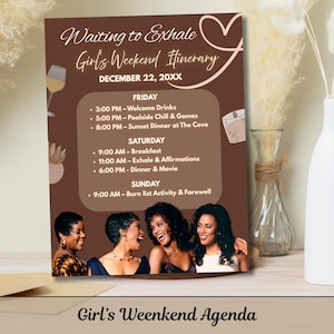 Könnte beinhalten: Eine braune Girls' Weekend Itinerary Karte mit dem Text "Waiting to Exhale" und einem Herz-Grafik. Die Agenda beinhaltet Aktivitäten wie Willkommensgetränke, Poolspiele und Abendessen. Unten steht "Girl's Weekend Agenda."