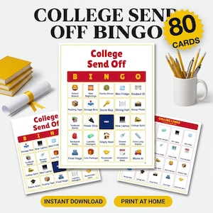 Può includere: Un set di gioco Bingo College Send Off con 80 carte. I fogli di gioco mostrano una griglia con icone ed etichette come School Mascot, Dorm Key e Move In. Sono inclusi matite gialle in una tazza bianca, libri gialli e un diploma arrotolato.