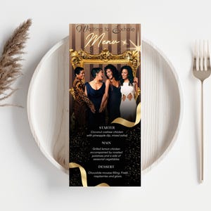 Puede incluir: Una tarjeta de menú con el texto "Waiting to Exhale Menu" y una foto de cuatro mujeres con vestidos elegantes. El menú enumera opciones de entrantes, platos principales y postres. Una cinta dorada y un marco dorado rodean la imagen.