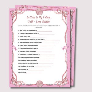 以下が含まれることがあります： 「Letters to My Future Self - Love Edition」と書かれた2枚のピンク色の紙。紙にはリボンとハートの装飾的なボーダーがあります。テキストには、未来の自分にメモを書くためのプロンプトが含まれています。