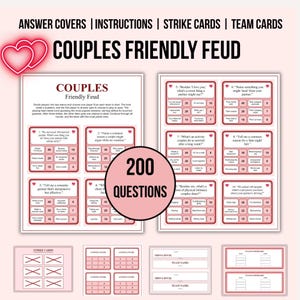 以下が含まれることがあります： Couples Friendly Feudゲームセット。回答カバー、説明書、ストライクカード、チームカードが含まれています。赤い枠線の白いカードに200の質問が記載されており、アンケートの質問、回答の選択肢、ポイントが表示されています。