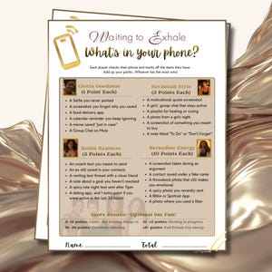 Op de afbeelding: Een spelkaart getiteld "Waiting to Exhale: What's in your phone?" met gouden accenten. De kaart bevat categorie&euml;n zoals "Gloria Goodness" en "Savannah Style" met puntwaarden en prompts. Spelers markeren items op hun telefoons.