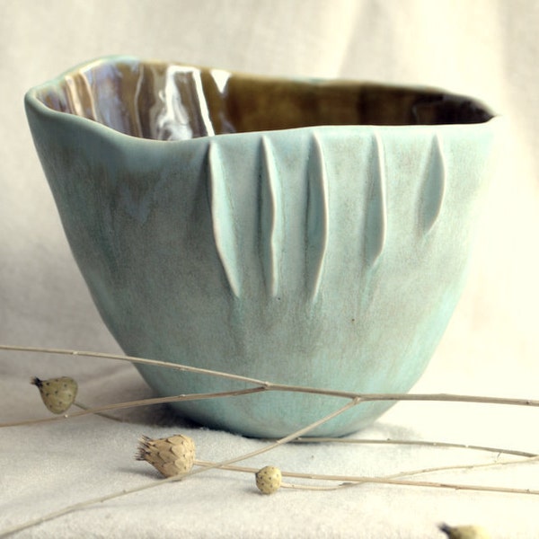 Seaside - Porcelain bowl with sculptural details.