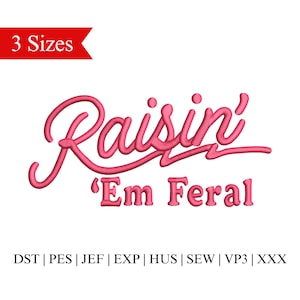 Puede incluir: Diseño de bordado rosa con las palabras "Raisin' Em Feral" en cursiva. Una pancarta roja muestra "3 tamaños". A continuación, se enumeran abreviaturas de formatos de archivo.