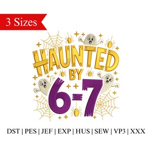 以下が含まれることがあります： 「HAUNTED BY 6-7」の文字が金色と紫で描かれたハロウィーンをテーマにしたデザイン。ゴーストの姿、クモの巣、クモが含まれています。「3 Sizes」の文字は赤いバナーにあります。