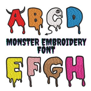 Könnte beinhalten: Ein Satz gestickter Buchstaben im Monster-Schriftart-Stil. Die Buchstaben sind A, B, C, D, E, F, G und H. Jeder Buchstabe hat eine andere Farbe und einen tropfenden Effekt. Die Buchstaben sind schwarz umrandet und haben eine flauschige Textur.