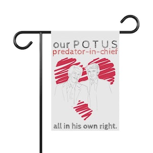 Puede incluir: Una bandera de jardín blanca con el texto "our POTUS predator-in-chief" en negro y rojo. La bandera presenta un diseño de corazón rojo con dibujos lineales de dos hombres. La frase "all in his own right" está impresa debajo.