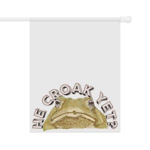 Puede incluir: Bandera blanca con una ilustración de acuarela de una rana y el texto "HE CROAK YET?". La rana es verde y marrón claro con ojos grandes. El texto está en una fuente con contorno negro.