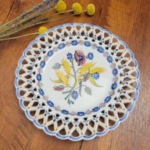 Plato de postre Carvalminho pintado a mano, plato de cerámica portuguesa vintage, borde calado con decoración floral.