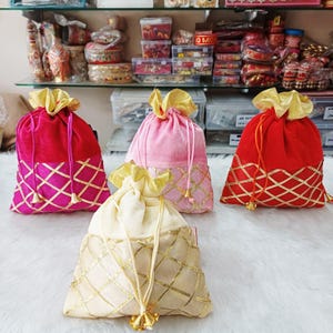 Indian Wedding - Velvet Potli/ Velvet Batwa/ Return Gift Potli Bag/ Mithai/ Bhaji/ Ladoo Potli Bag/ Baby Shower/ Torr frukt Potli