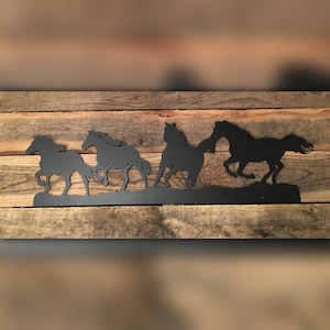 Suspension murale en métal Running Horses, 24 po.