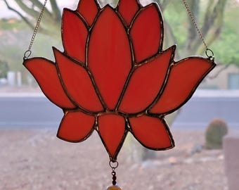 Fleur de lotus en vitrail - Verre corail orangé, perles et cristaux tourbillonnants