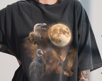 Vulture Howling At Moon Vintage 90s Graphic T-Shirt, Retro Scavenger Bird Nature Gift