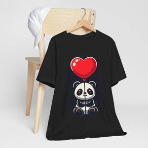Camiseta con un adorable panda y globo de corazón kawaii, regalo de San Valentín, arte romántico y tierno, unisex, de algodón.