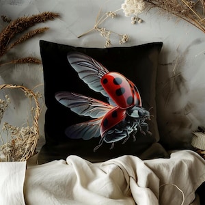 Poszewka na poduszkę Flying Ladybug, realistyczna poduszka z motywem owadów, dekoracja z czarnej natury, prezent na szczęście, poszewka na poduszkę dla miłośników owadów