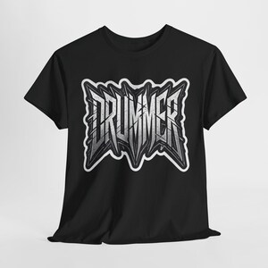 Metal Drummer T-Shirt - Heavy Metal Trommeln T-Shirt, Rock Band Percussionist Shirt, Gothic Tattoo Style, Musiker Geschenk, Unisex T-Shirt