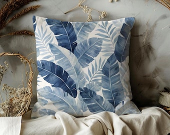 Funda de almohada con diseño de hojas de plátano azul marino y acuarela, cojín botánico tropical, decoración de casa de playa costera.