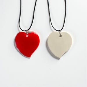 Collar con colgante de corazón de resina, rojo, blanco, minimalista, joyería de amor, regalo romántico, pareja, San Valentín, aniversario.