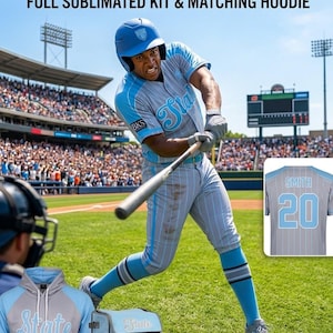 Puede incluir: Paquete de uniformes de béisbol y softbol. La imagen muestra a un jugador de béisbol con un uniforme gris y azul con la palabra "State" en la camiseta. El paquete incluye una sudadera con capucha a juego y una bolsa. El texto de la imagen dice "Full Sublimated Kit & Matching Hoodie."