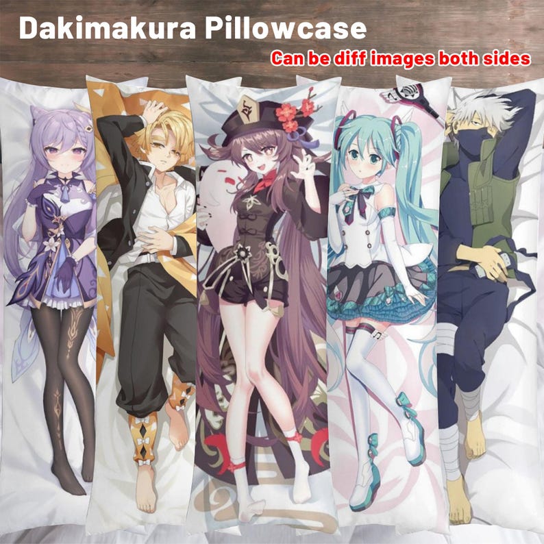 Może przedstawiać: Pięć długich, prostokątnych poszewek na poduszki Dakimakura z ilustracjami postaci w stylu anime. Postacie są w r&oacute;żnych pozach i strojach, z gamą kolor&oacute;w, w tym fioletowym, czarnym i niebieskim. Tekst "Dakimakura Pillowcase" i "Can be diff images both sides" znajduje się u g&oacute;ry.