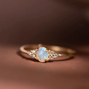 Bague en or 14 carats avec opale naturelle, bague de fiançailles ovale, bague en opale et diamants, bague en opale délicate, bague de promesse, pierre de naissance d'octobre, cadeau d'anniversaire pour elle