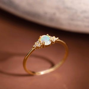 Bague en or 14 carats avec opale naturelle, pierre de naissance ovale d'octobre, bague en opale et diamants, bague en opale délicate, bague de fiançailles, bague de promesse, cadeau d'anniversaire pour elle
