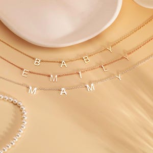 Aangepaste briefketting, eerste ketting, gepersonaliseerde naamketting, ketting met tussenliggende letters, gepersonaliseerde naamsieraden, kerstcadeau voor haar